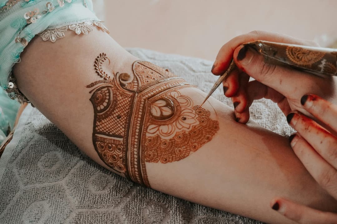 Mehndi artist at work